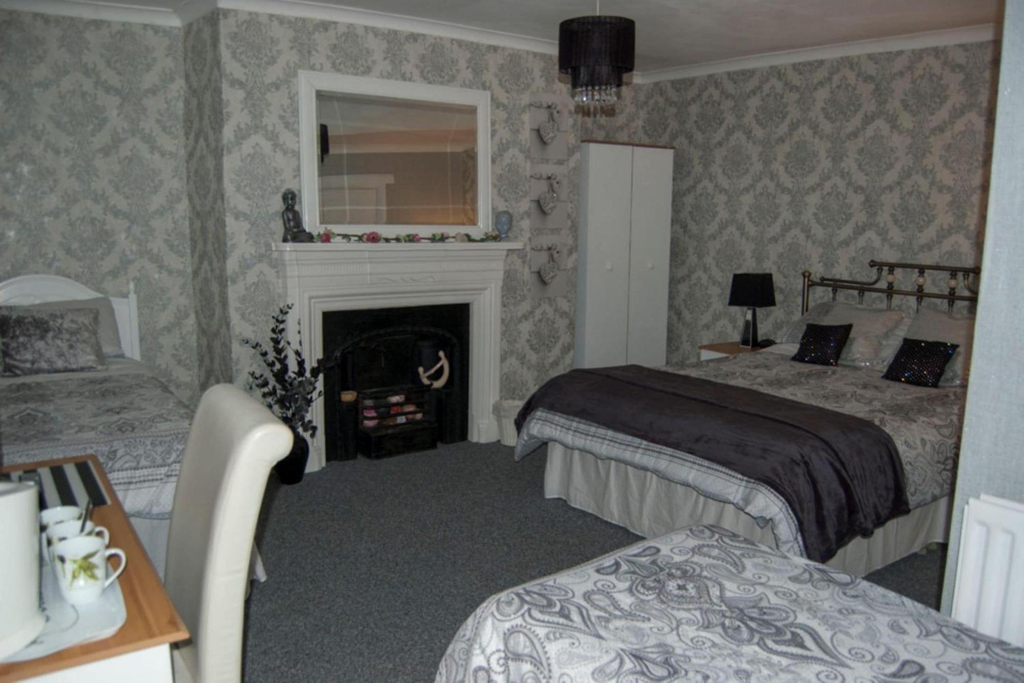 OYO La Spada Boutique Hotel Durham Extérieur photo